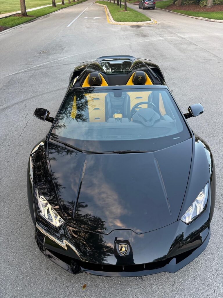 Overhead view of the Lamborghini Huracán EVO Spyder with the top down and yellow interior