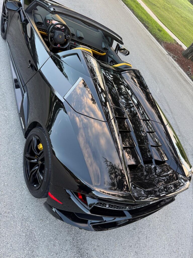 Lamborghini Huracán EVO Spyder rear engine cover overhead view